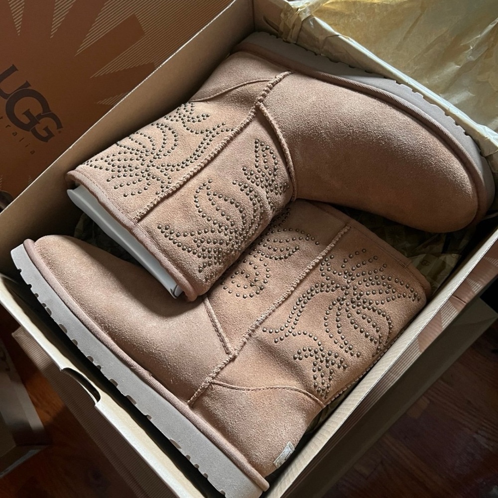 UGG Women's Adelaide Short Boots Size 8